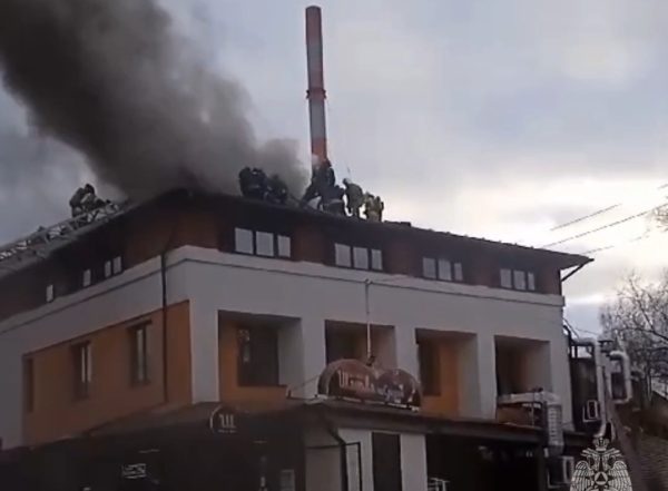 На проспекте Гагарина загорелось здание «Той самой шаурмы на Средном»