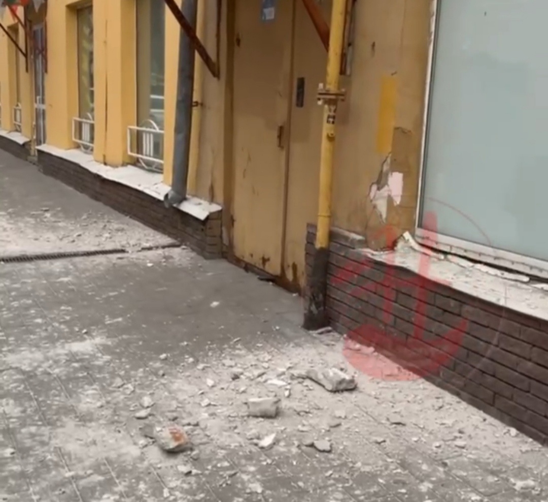 Штукатурка дома на улице Алексеевской обрушилась на тротуар