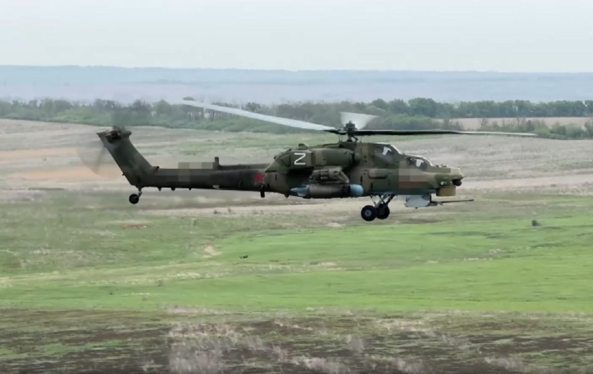 Военкор показал, как вертолёты РФ обеспечивают безопасность передвижения войск