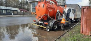 Коммунальщики борются с лужами на улицах в 4 районах Нижнего Новгорода