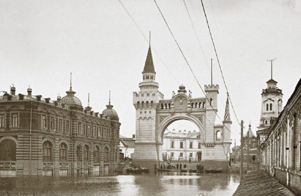 Для кого в Нижнем Новгороде построили триумфальную арку: интересные факты об улице Советской