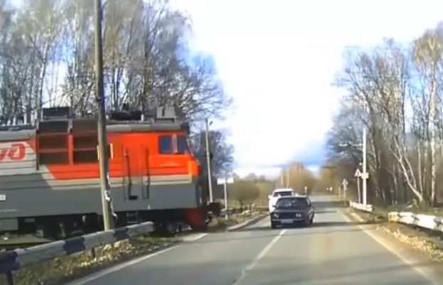 Появилось видео момента аварии на железнодорожном переезде в Кстовском округе