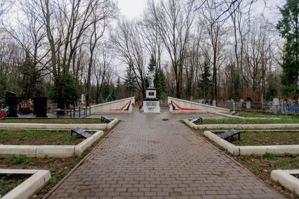 Волонтеры приводят в порядок памятники героям Великой Отечественной войны