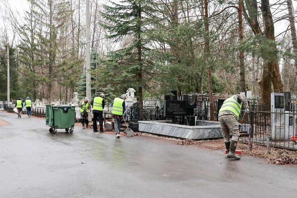Более 12 тысяч кубометров мусора планируют вывезти с муниципальных кладбищ