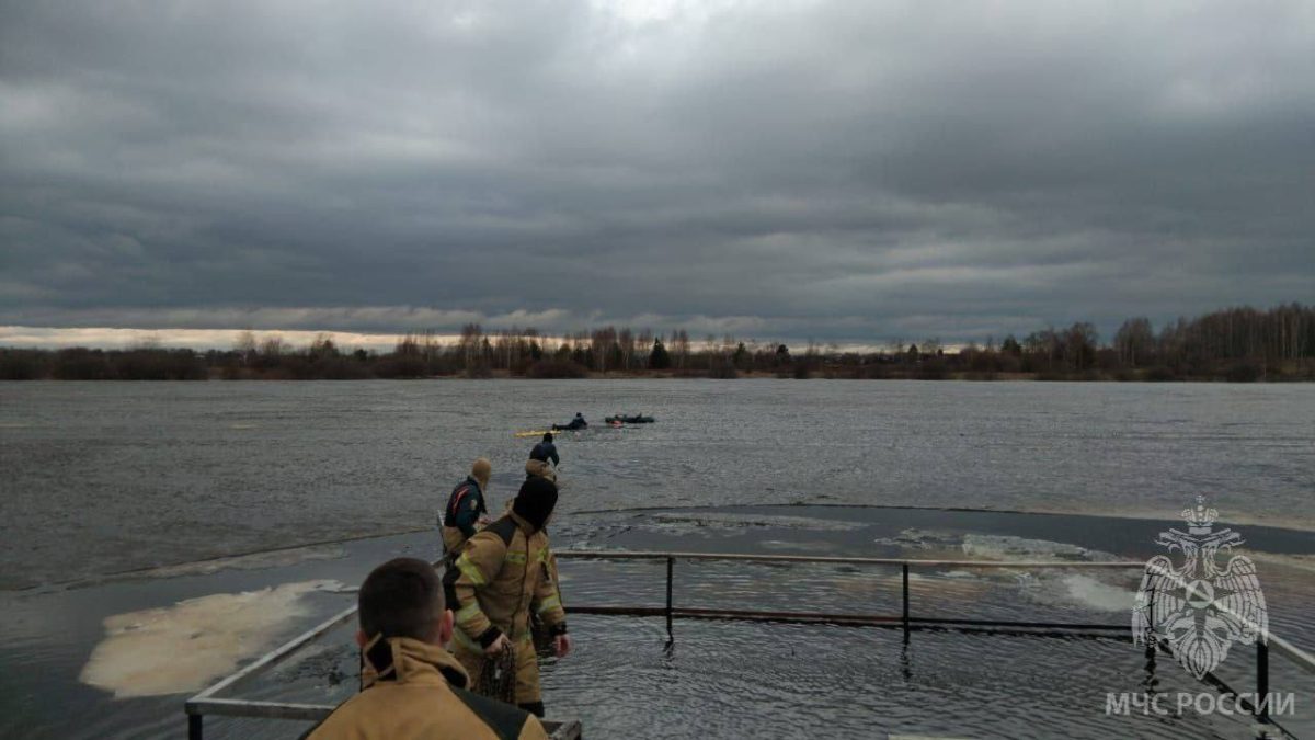 Спасатели помогли нижегородцу, провалившемуся под лед в Навашине
