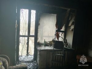 Пожарные спасли мужчину из горящей квартиры на Путейской улице