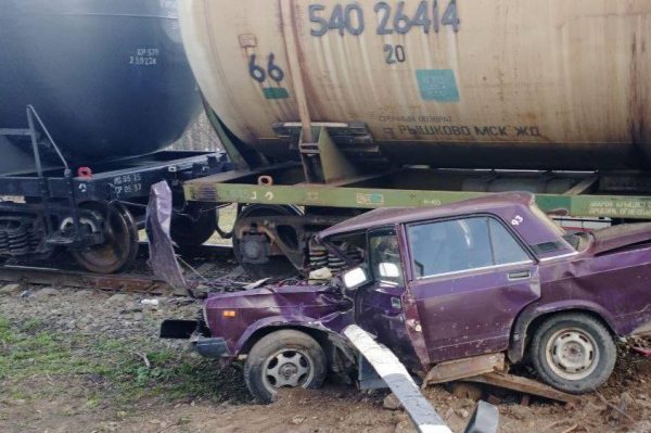 Автомобиль и поезд столкнулись на железнодорожном переезде в Кстовском округе