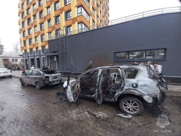 Две машины сгорели на Арктической улице