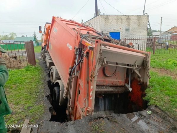 Мусоровоз провалился в яму в нижегородском селе Чернуха