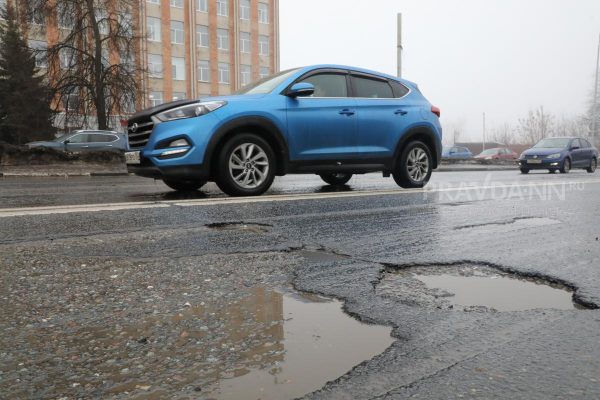 Нижегородцы могут сообщить об открытых люках и глубоких ямах на тротуаре