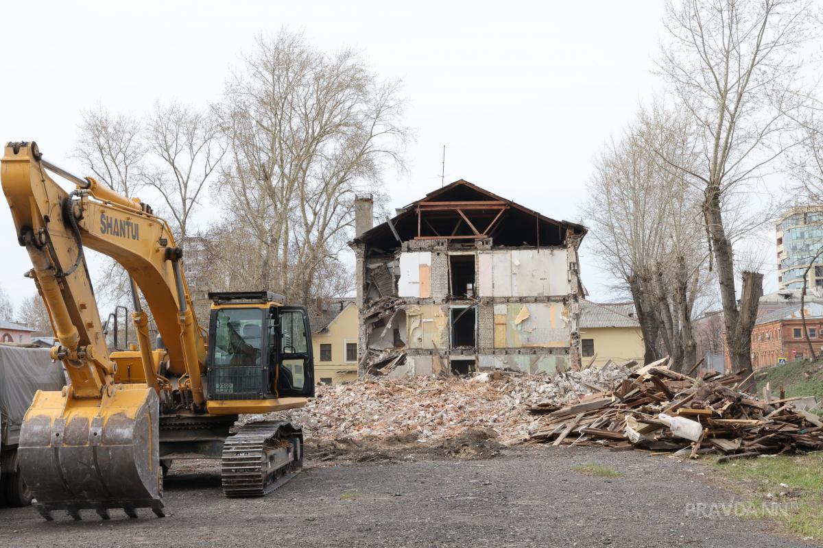 Расселенные дома сносят у Нижегородской ярмарки для строительства конгресс-холла