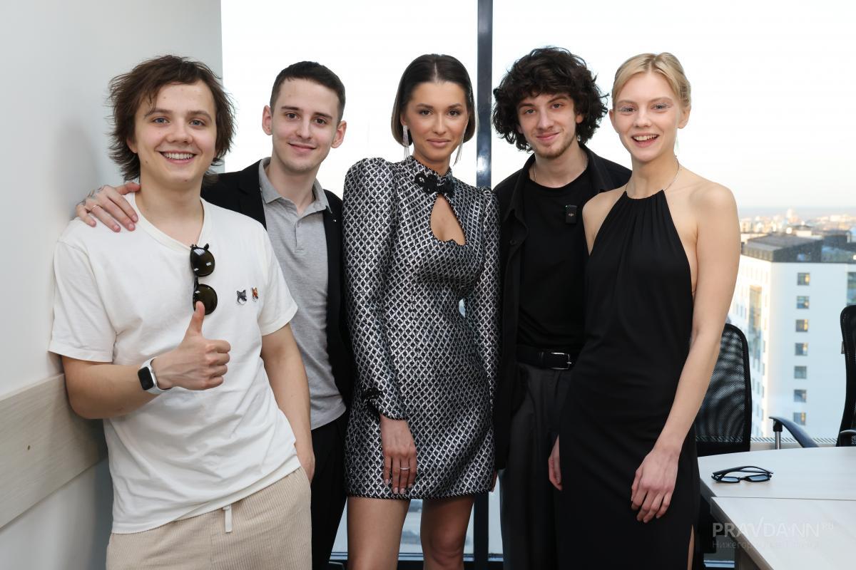 Актёры сдружились на съёмках и вместе приехали в Нижний Новгород представлять фильм