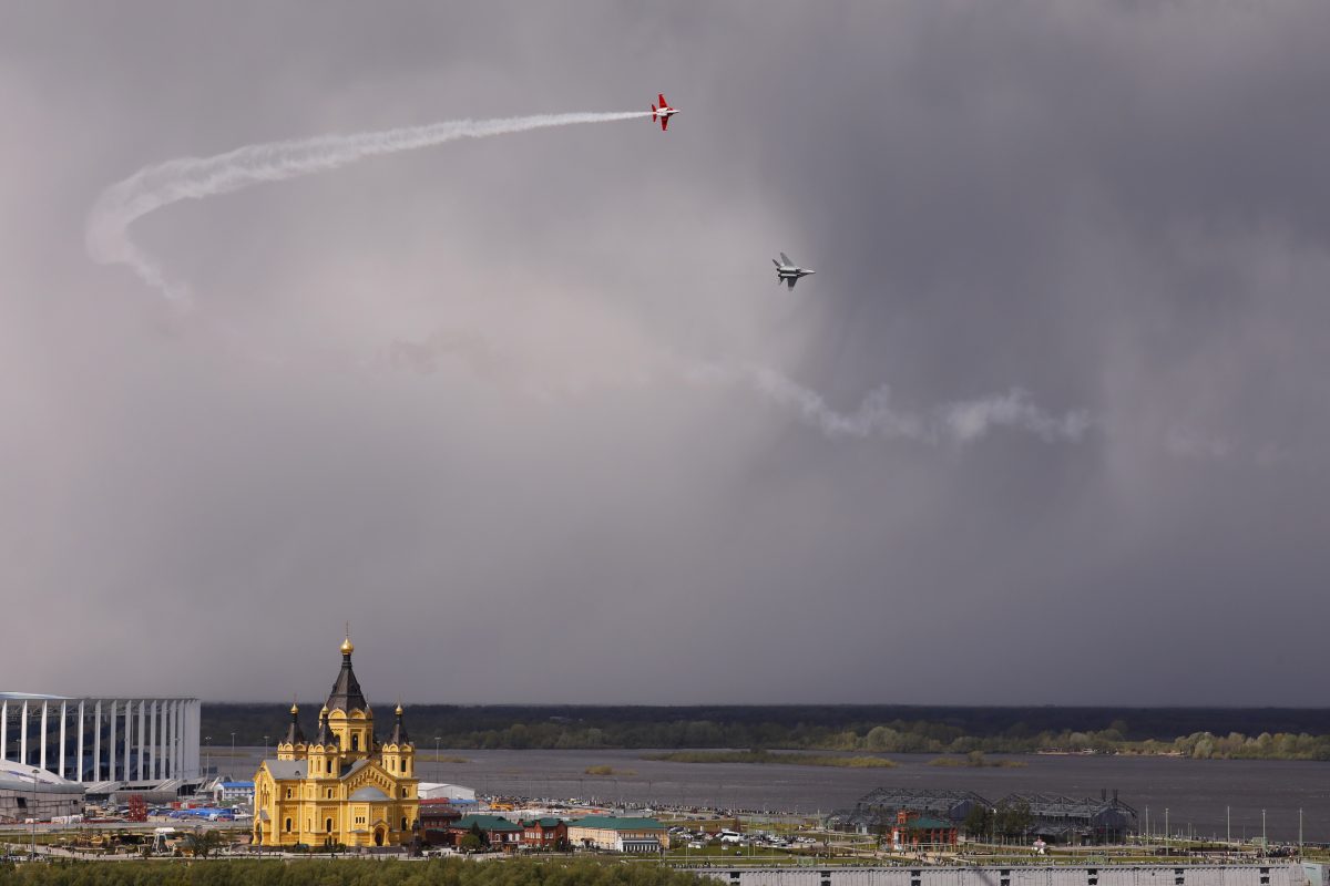 Истребители МиГ-29 и Як-130 показали фигуры высшего пилотажа в День Победы