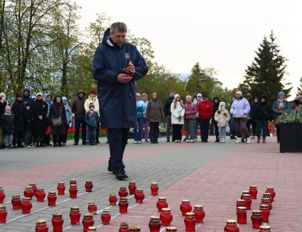 700 свечей зажгли в Дзержинске в память о героях Великой Отечественной войны