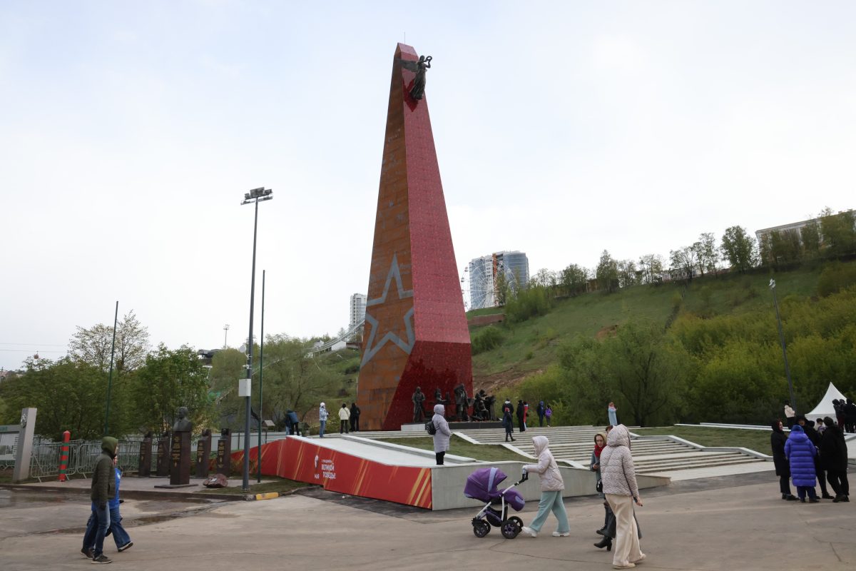Стелу Город трудовой доблести официально открыли в парке Победы