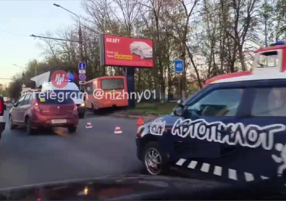 Маршрутка с пассажирами врезалась в столб на проспекте Гагарина 04 мая 2024  года | Нижегородская правда