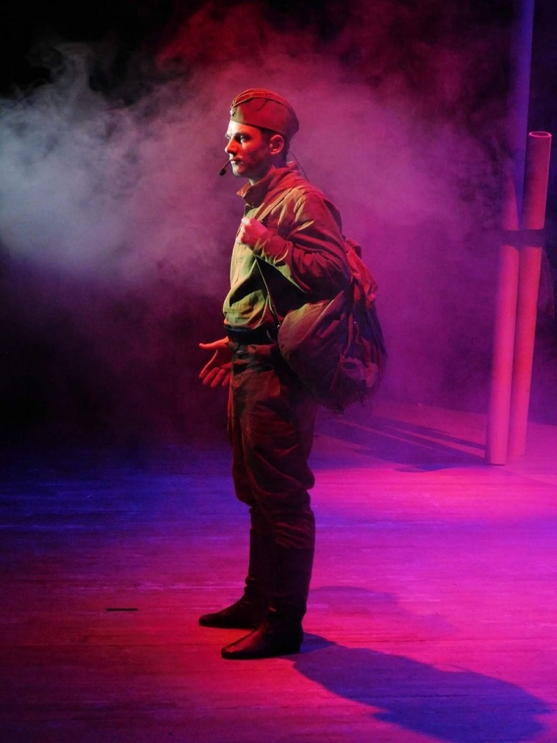 Артём Гниденко часто исполняет военные песни в образах солдат