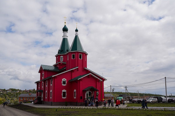 Новый деревянный храм с иконостасом в хохломе освятили в Нижнем Новгороде