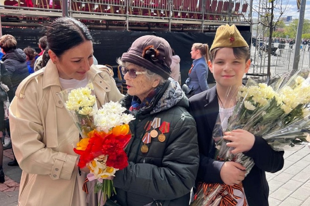 Оксана Михеева поздравляет ветеранов с Днём Победы