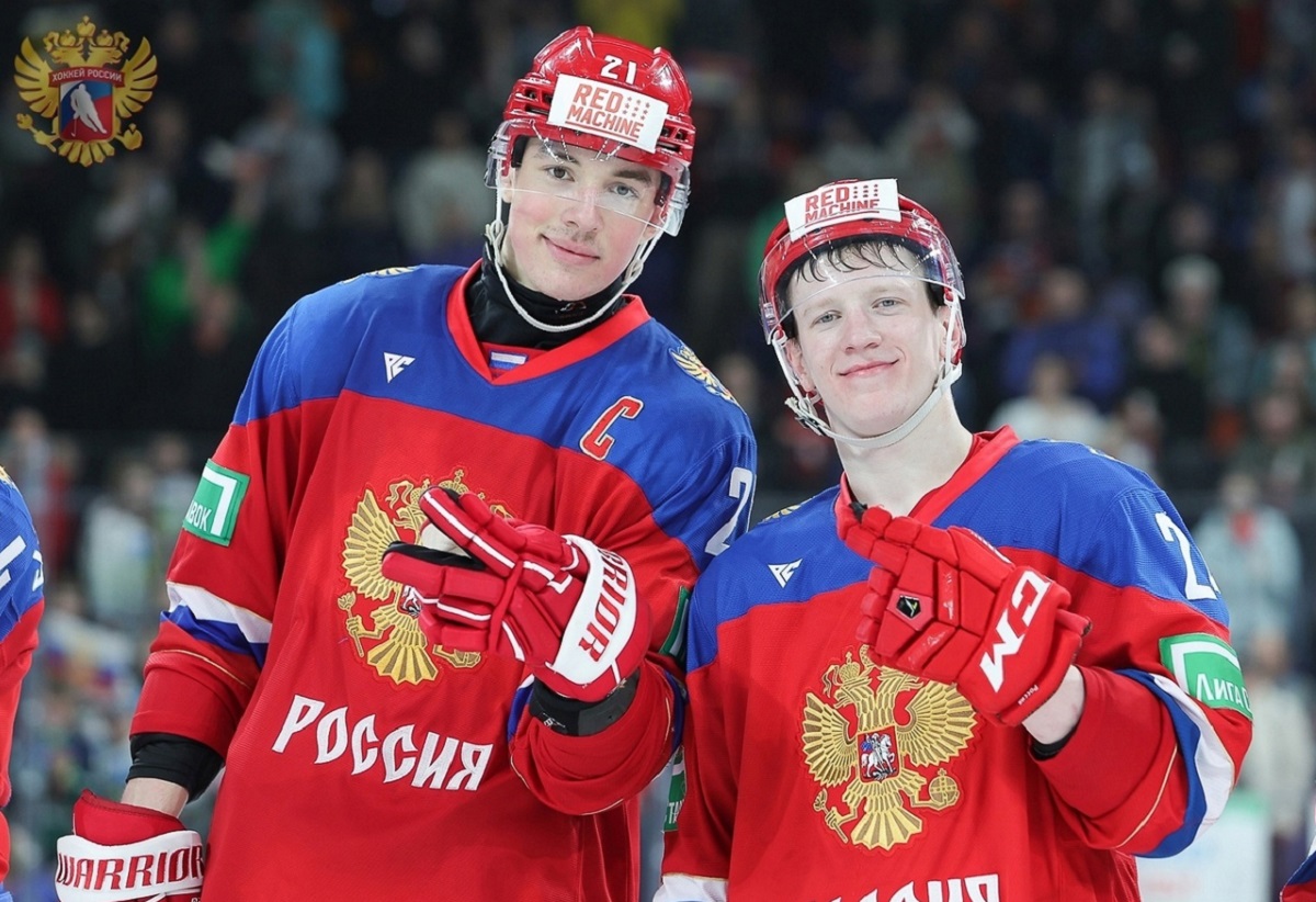 Капитан российской молодёжки Антон Силаев и Александр Пелевин после победы на турнире в Новосибирске