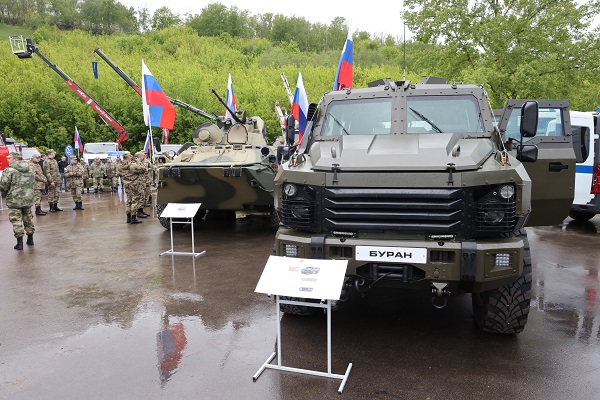 Росгвардия открыла выставку современного вооружения в парке Победы