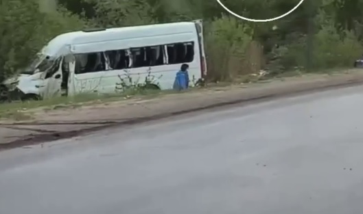 Пачка кирпичей слетела с манипулятора и попала в микроавтобус