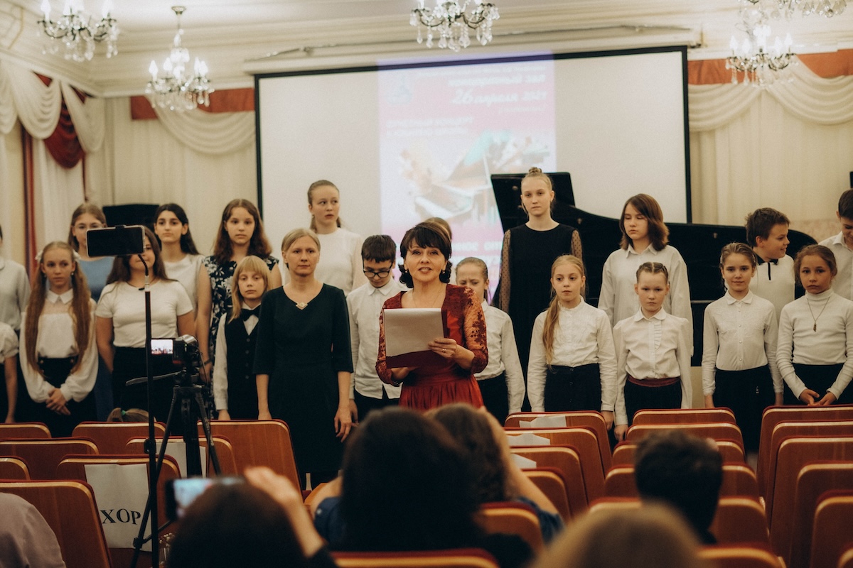 Учащиеся фортепианного отделения и зав отделением Светлана Кутлина