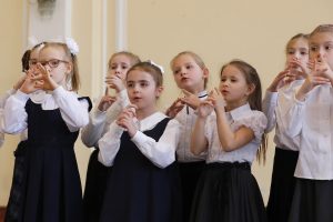 Хор 1 класса хорового отделения исполняет русскую народную песню