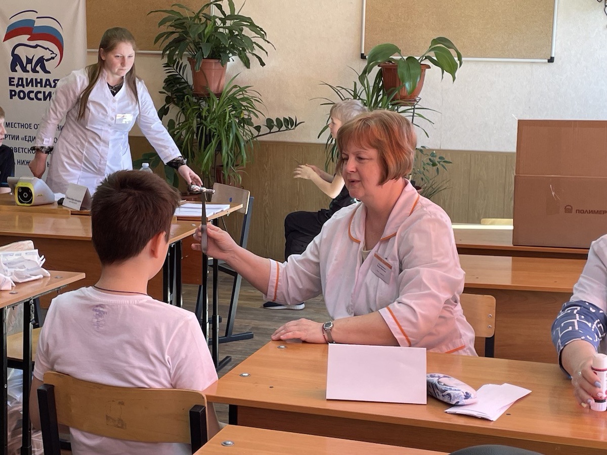 Многопрофильная выездная бригада врачей детской городской поликлиники №39 Советского района провела медосмотр учащихся школы №173