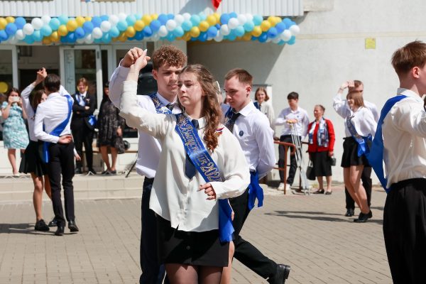 Глава города Юрий Шалабаев поздравил выпускников школы № 151