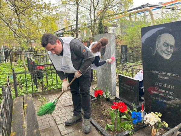 Активисты Молодежной палаты облагородили захоронения известных нижегородцев