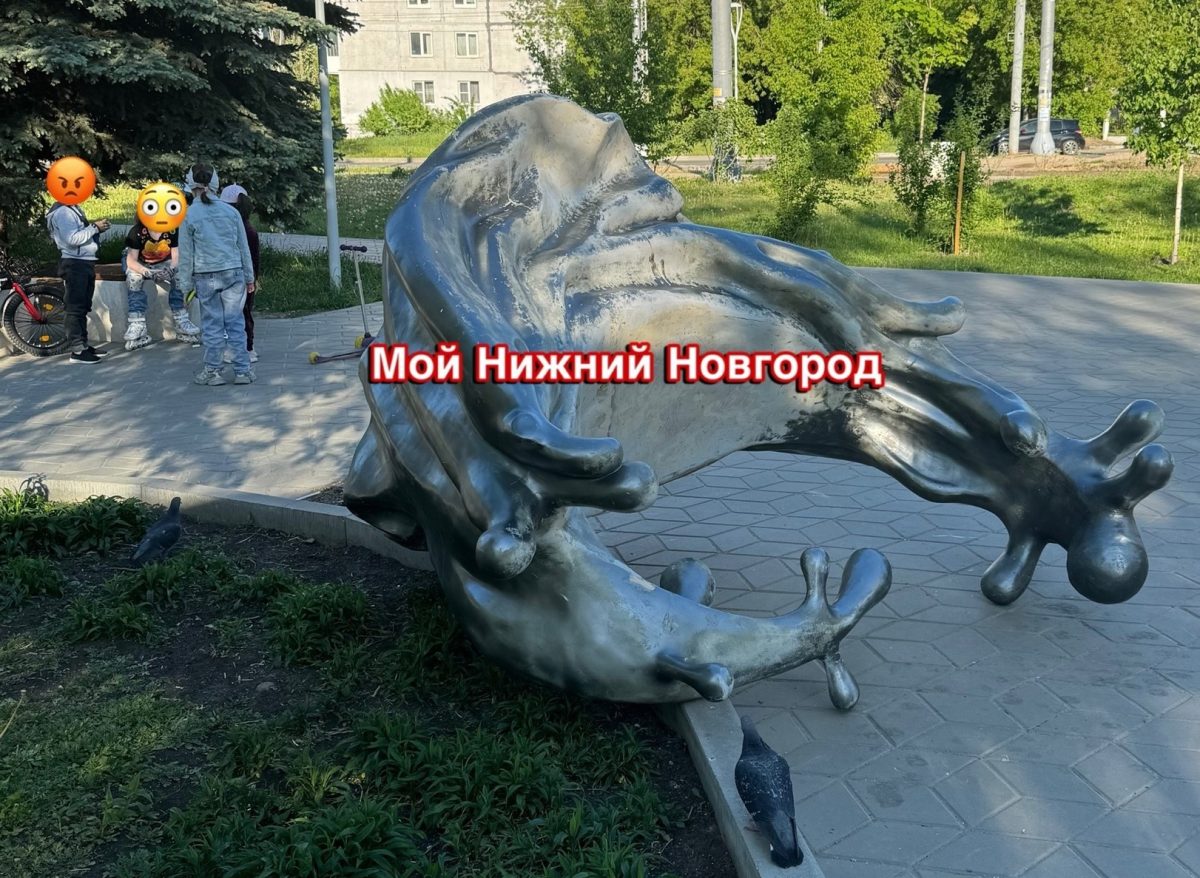 Арт-объект упал рядом с играющими детьми в сквере на улице Березовской