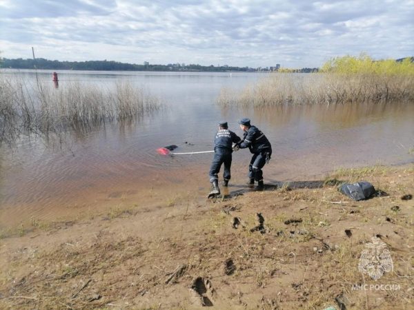 Погибшего мужчину достали из воды в районе Мызинского моста