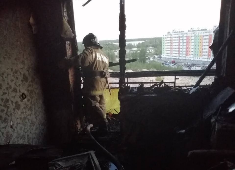Балкон сгорел в девятиэтажке на проспекте Кораблестроителей