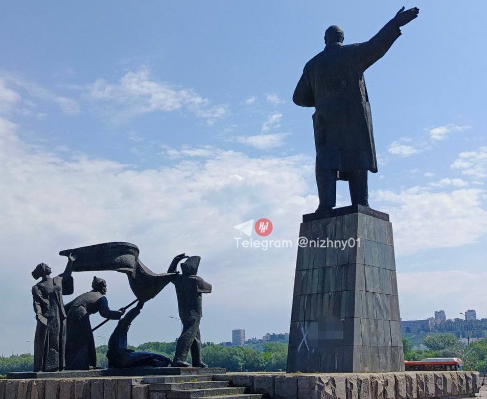 Вандалы испортили памятник Владимиру Ленину в Нижнем Новгороде