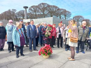 Нижегородские ветераны-блокадники возложили цветы к монументу Мать-Родина