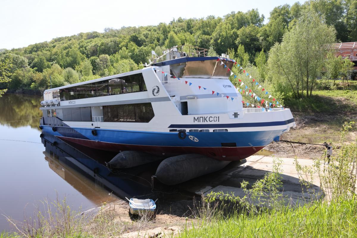 Два малых пассажирских судна и земснаряд спустили на воду в посёлке Окский