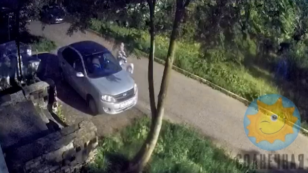 Нижегородка намеренно поцарапала припаркованный автомобиль на улице Болотникова