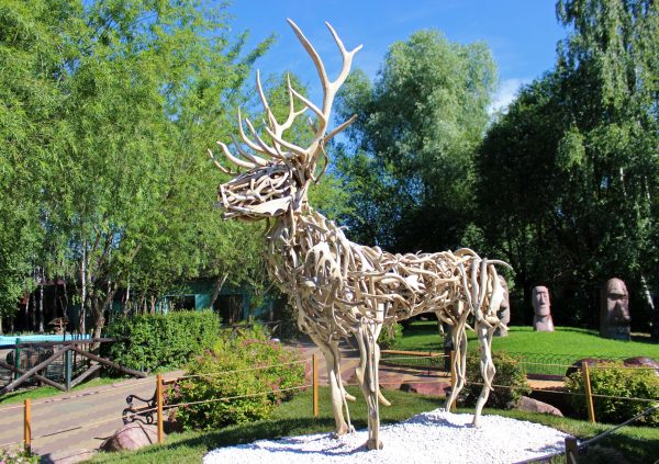 Арт-объект из оленьих рогов появился в зоопарке «Лимпопо»