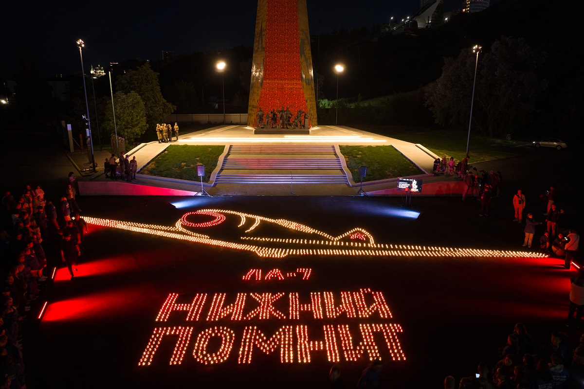 В Нижнем Новгороде зажгли тысячи свечей в память о героях ВОВ