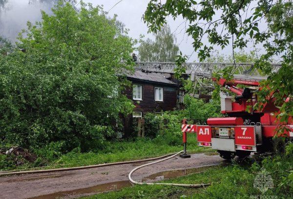 Жилой дом в Балахне загорелся от удара молнии