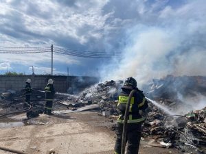 Мусороперерабатывающее предприятие загорелось в Богородском округе