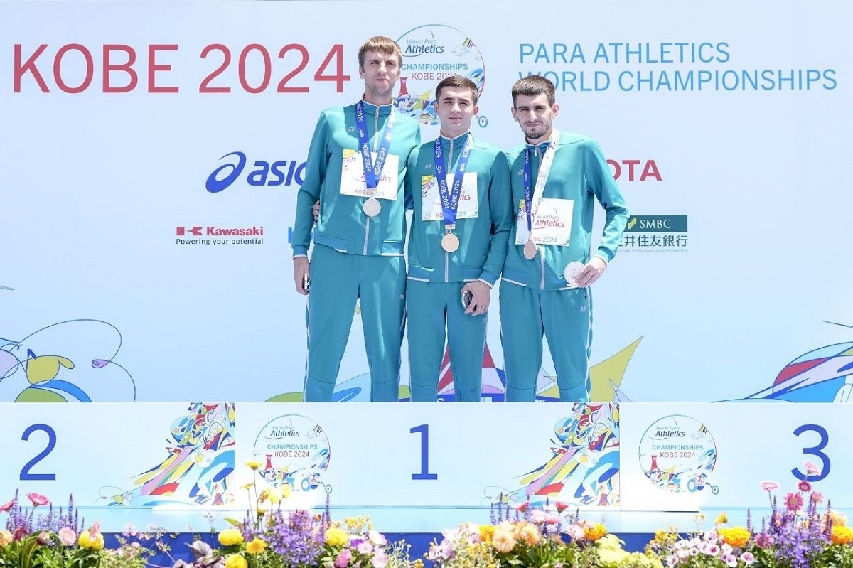 В беге на 200 метров в классе Т35 россияне заняли весь пьедестал: Дмитрий Сафронов, Давид Джатиев и Артём Калашян