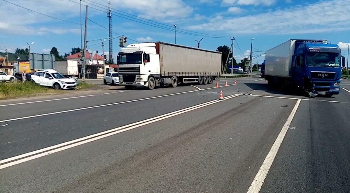Водитель легковушки погиб в аварии, проехав на красный светофор в Воротынце