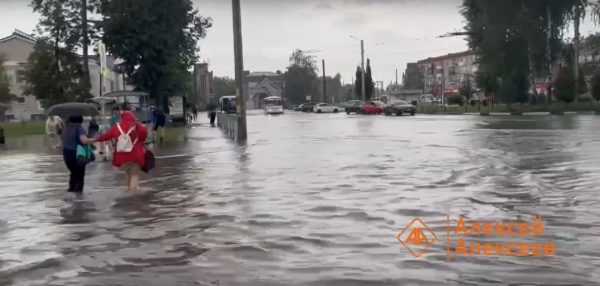 Поплыли: Дзержинск ушел под воду из-за утреннего ливня