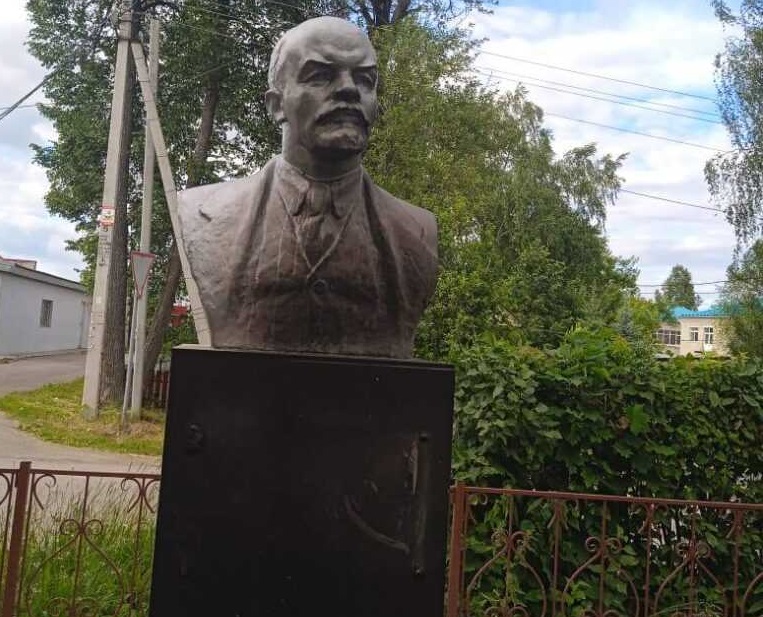 Школьники подожгли памятник Владимиру Ленину в поселке Тоншаево