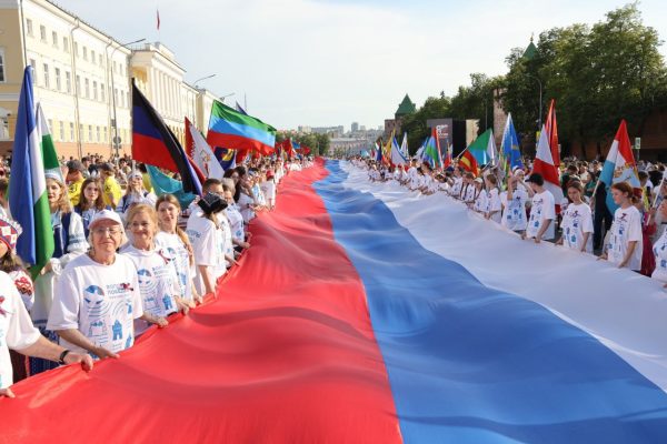 100-метровый триколор пронесли в Нижнем Новгороде