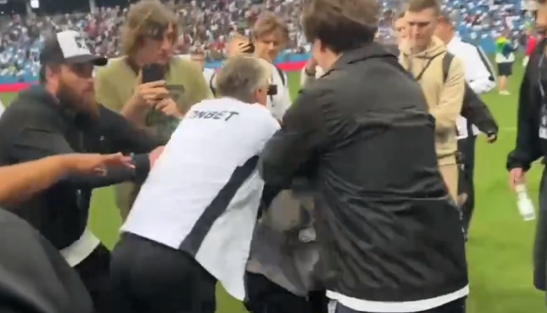 Футбольный тренер Дмитрий Кузнецов напал на корреспондента во время матча