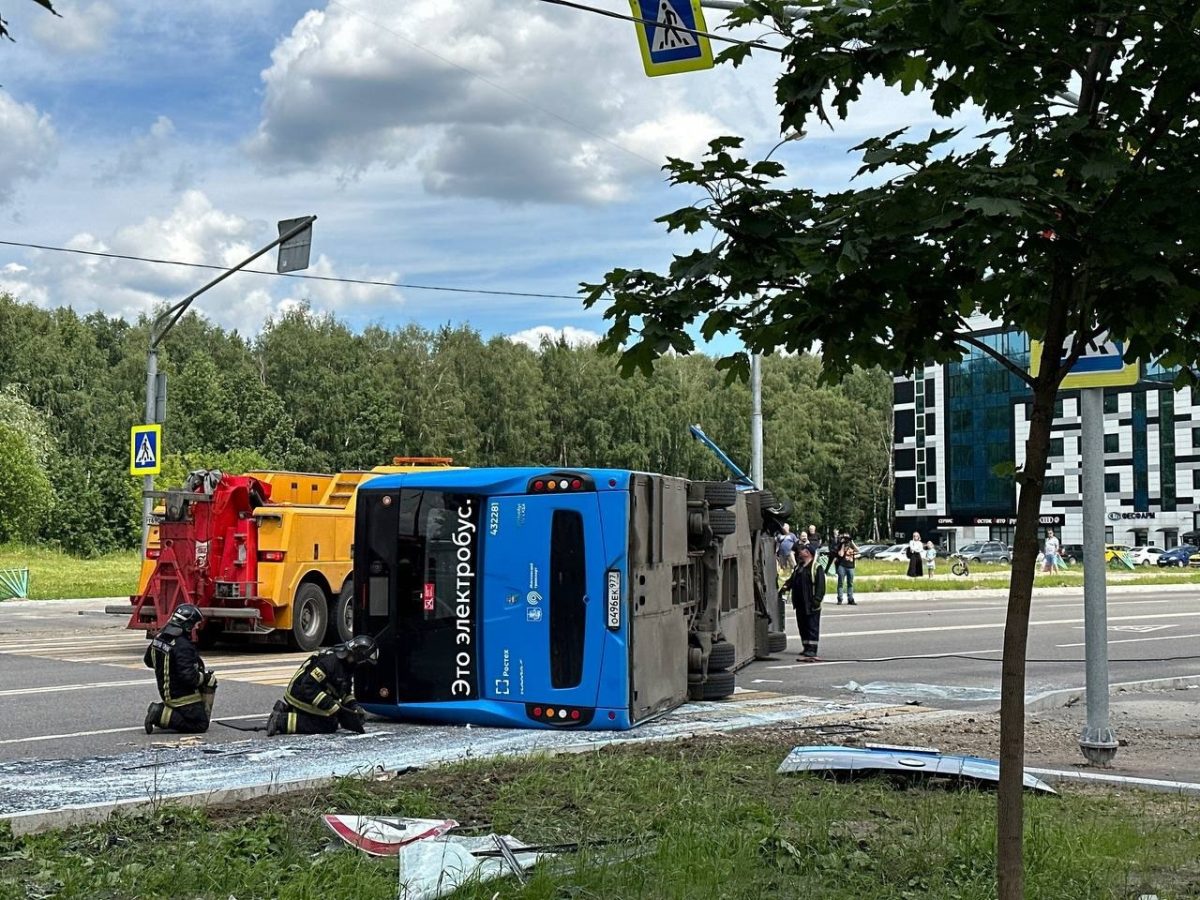 В Москве электробус влетел в столб и перевернулся