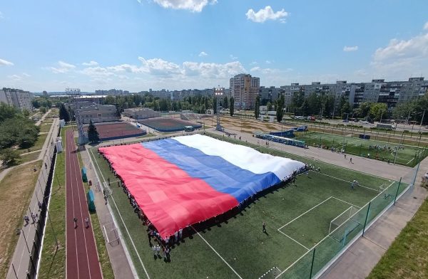 В Нижнем Новгороде развернули самый большой российский флаг